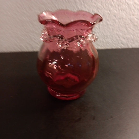 VTG Pilgrim Cranberry Glass 5" Miniature Vase with Applied Rigaree. - Picture 3 of 6